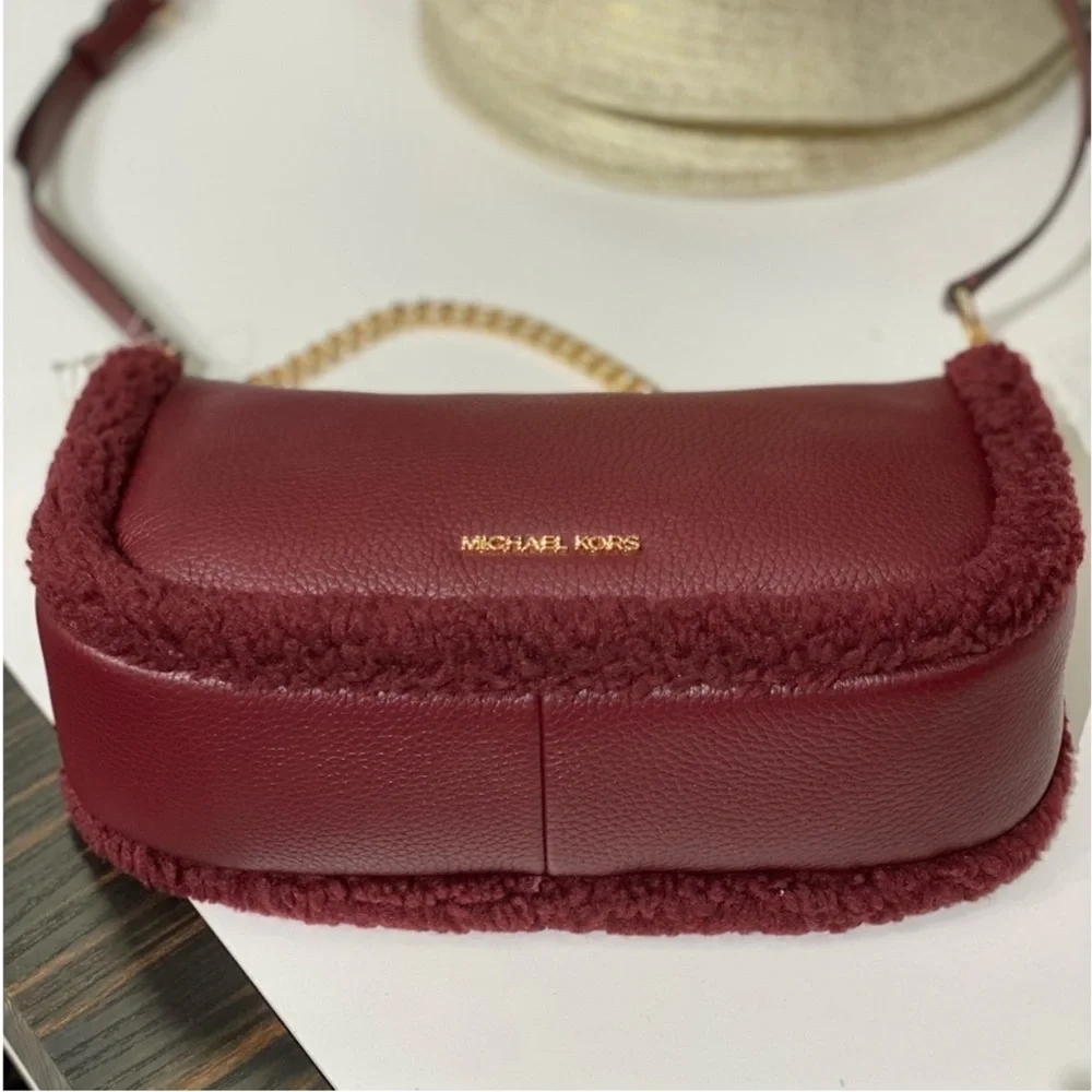 MICHAEL KORS CARMELA Medium
Leather Chain Crossbody Shearling - Picture 11 of 13